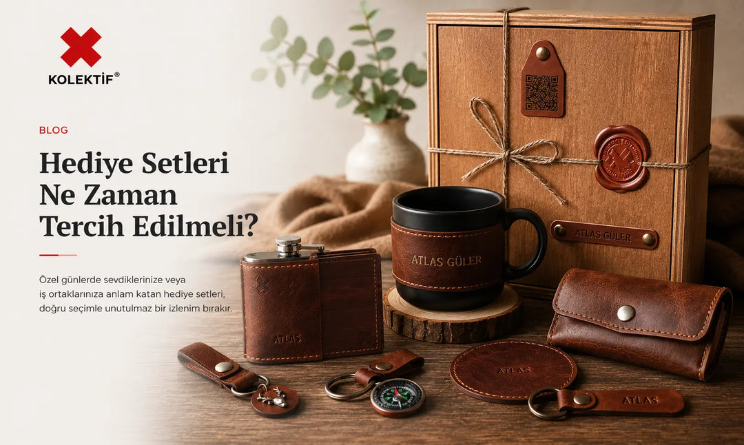 Hediye setleri blog yazısı için hazırlanan görselde, özel kutu sunumu içinde kişiselleştirilebilir kupa, deri aksesuar ve tamamlayıcı hediye ürünleri yer alıyor.