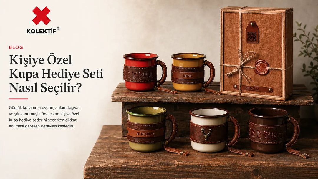 Kişiye özel kupa hediye seti blog yazısı için hazırlanan görselde, ahşap zeminde farklı renklerde kişiselleştirilebilir kupalar ve özel hediye kutusu yer alıyor.